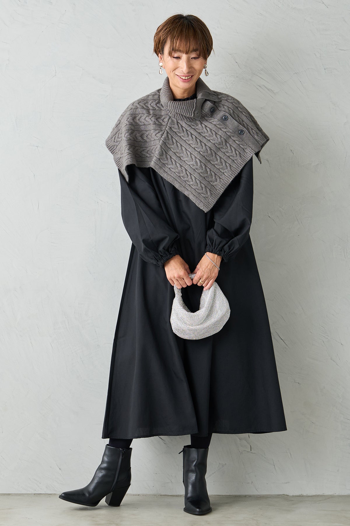 即納】ケーブル編みニットケープ – AIJAN