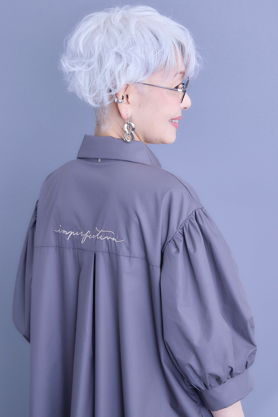 【予約】バックロゴエンブロイダリーボリュームスリーブシャツワンピース