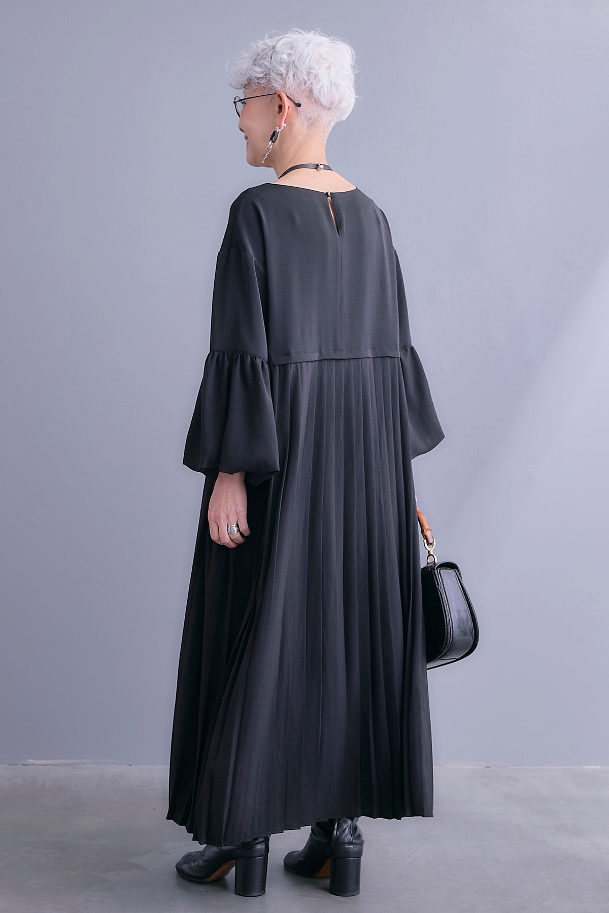 予約】バルーンスリーブプリーツデザインワンピース – AIJAN