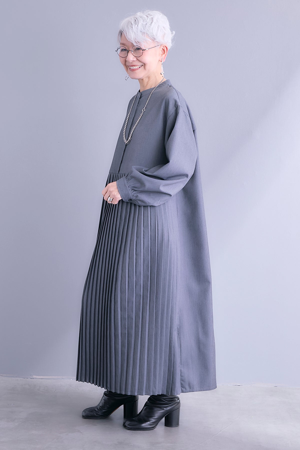 予約】バックイレギュラープリーツワンピース – AIJAN