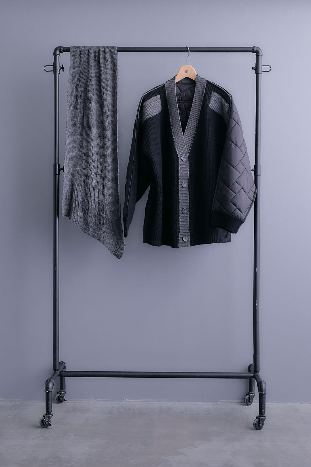 【SET】バックキルティングローゲージニットカーディガン【ストール付き】+アシンメトリープリーツスカート(2set)