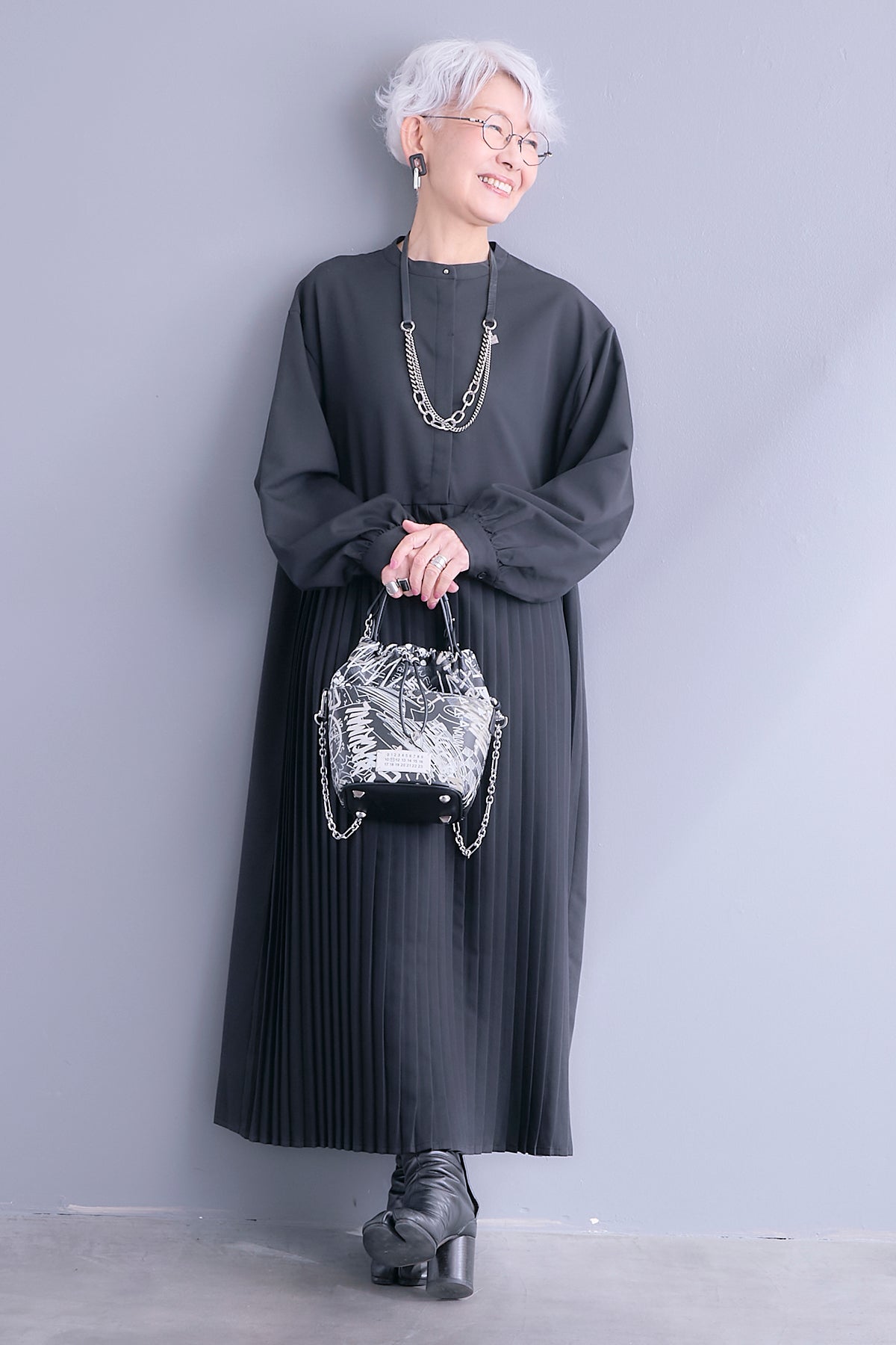 予約】バックイレギュラープリーツワンピース – AIJAN