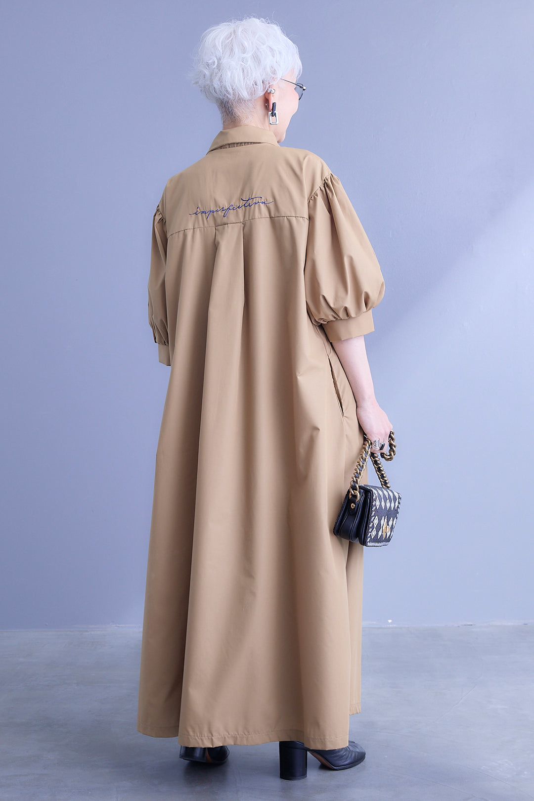 【予約】バックロゴエンブロイダリーボリュームスリーブシャツワンピース