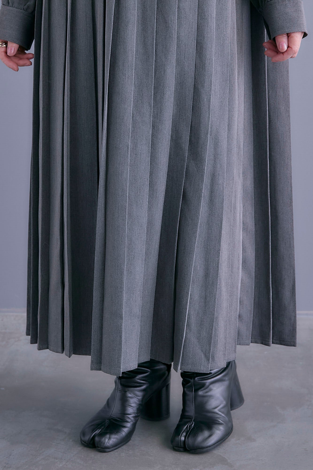 予約】イレギュラープリーツワンピース – AIJAN