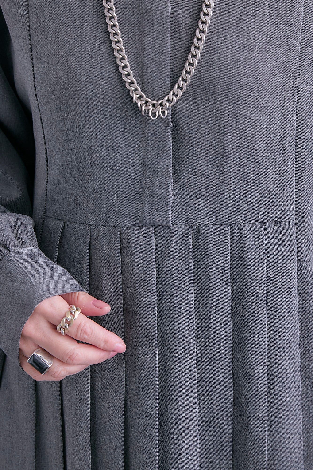 予約】イレギュラープリーツワンピース – AIJAN