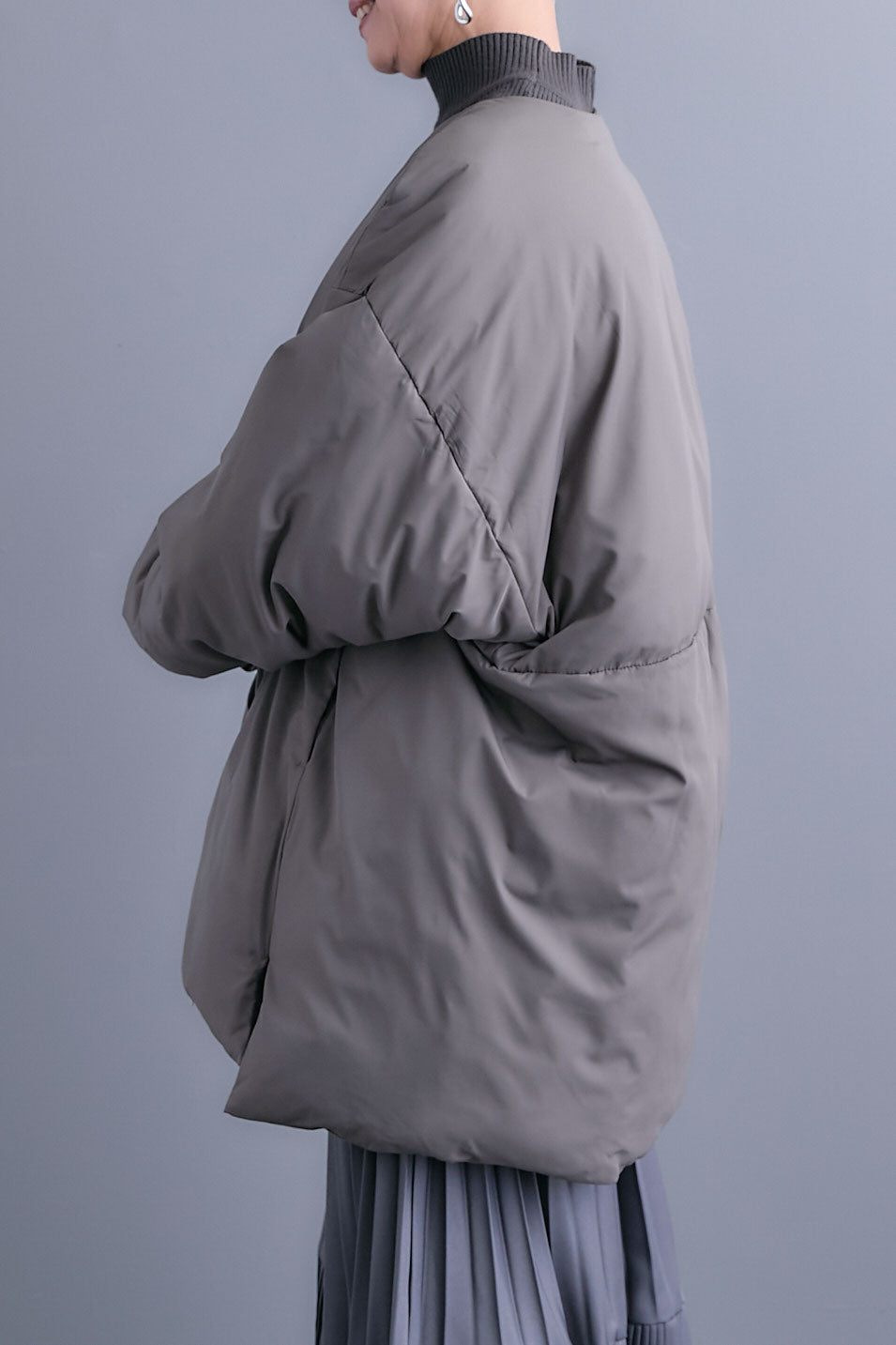 【SET】アシンメトリーオーバーニット+ファイバーダウンシェルジャケット+アシンメトリープリーツスカート(3set)