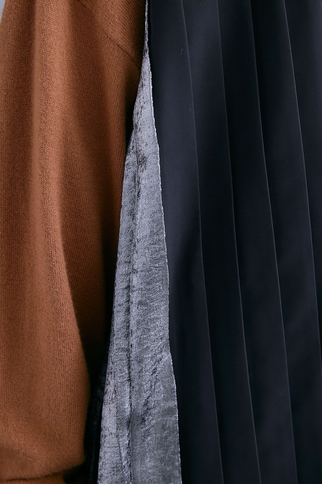 【予約】メタリックプリーツドッキングニットワンピース