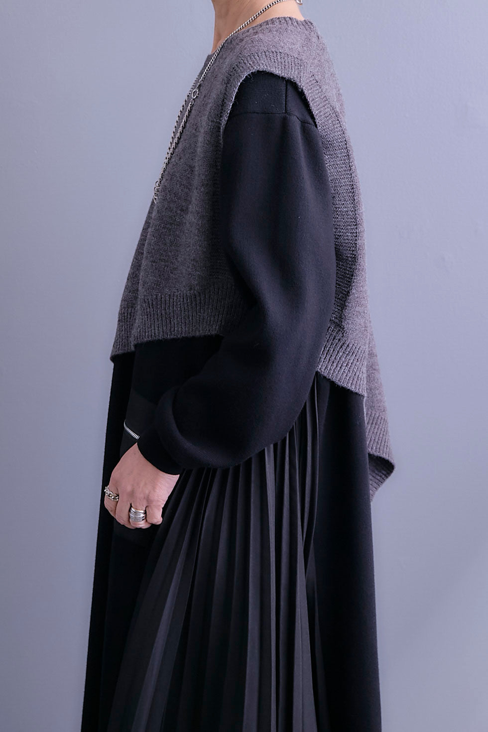 【SET】ケープライクアシンメトリーニットベスト+ZIPポケットサイドプリーツニットワンピース(2set)