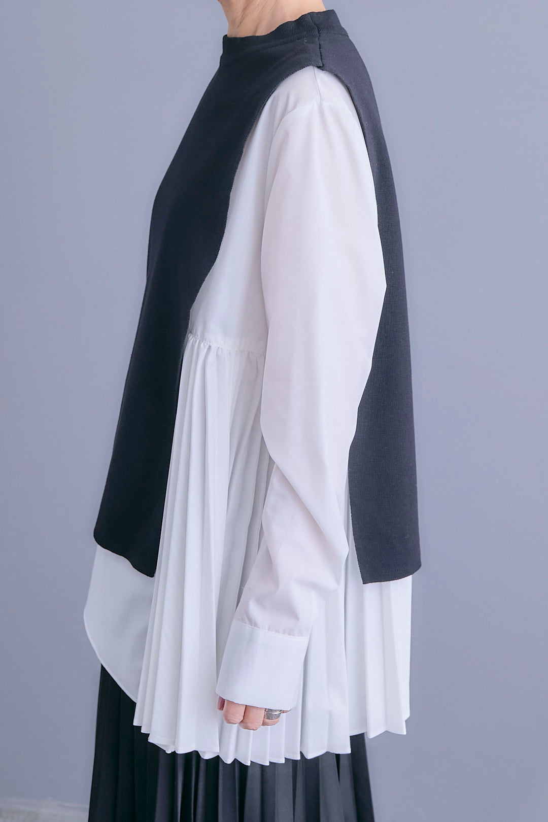 【予約】アシメサイドプリーツブラウス+サイドオープンニットベスト(ベルト付き)