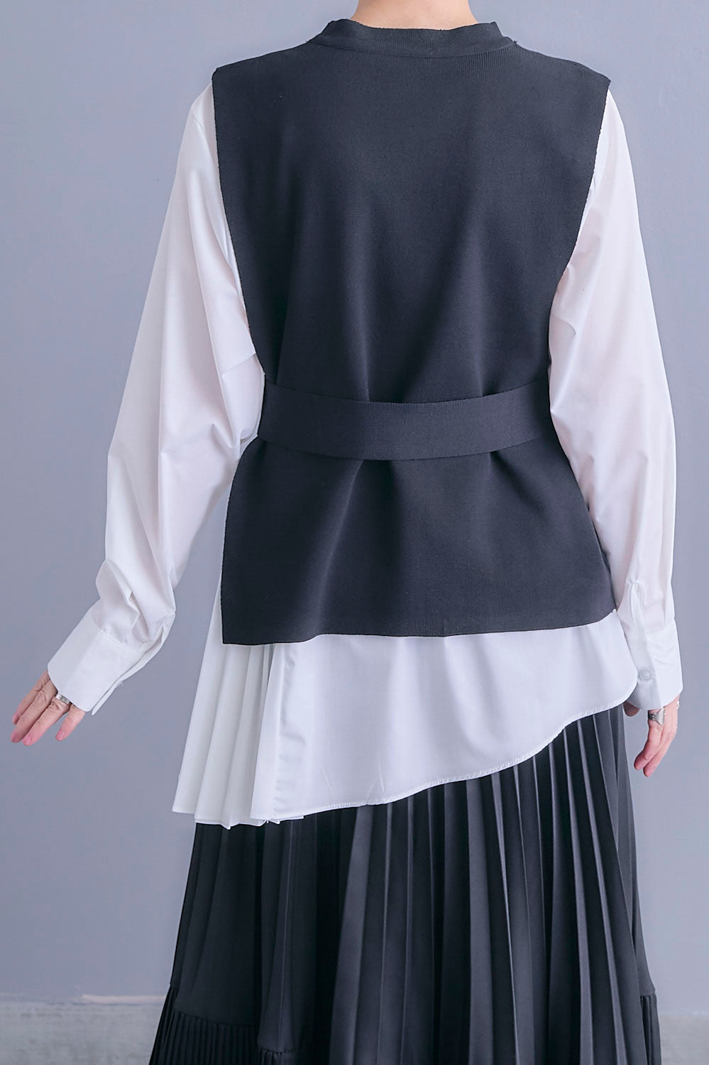 【予約】アシメサイドプリーツブラウス+サイドオープンニットベスト(ベルト付き)