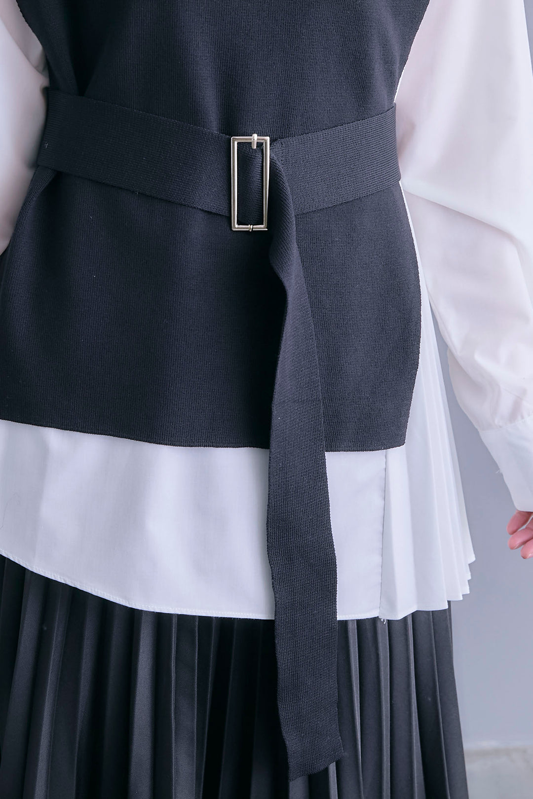 【予約】アシメサイドプリーツブラウス+サイドオープンニットベスト(ベルト付き)