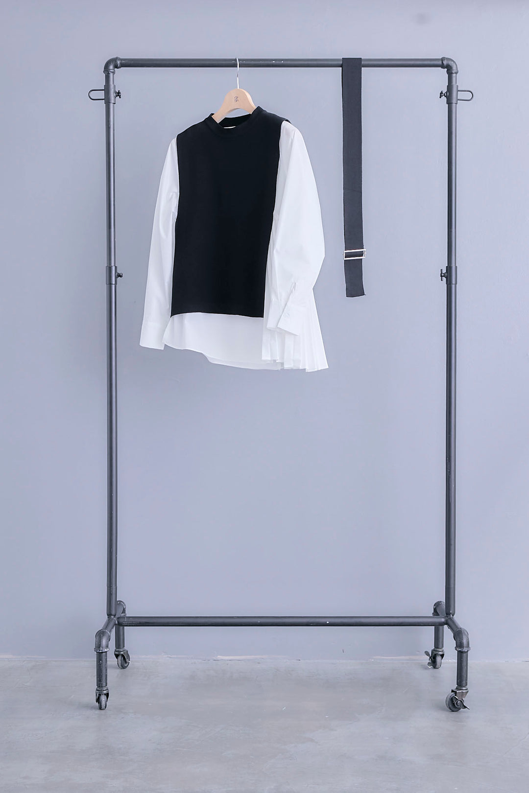 【予約】アシメサイドプリーツブラウス+サイドオープンニットベスト(ベルト付き)