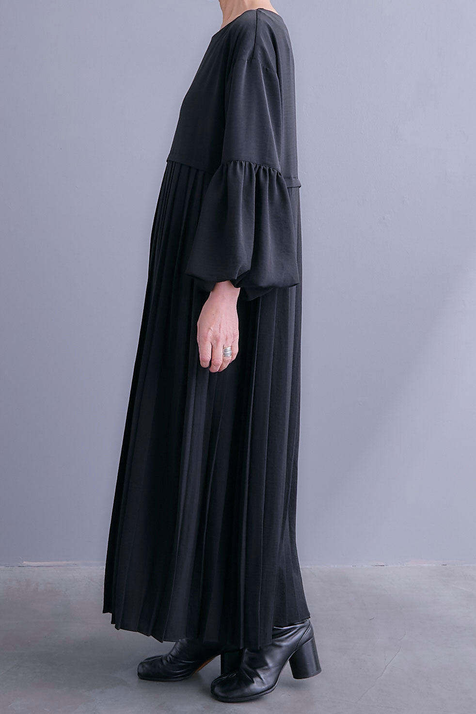 【予約】バルーンスリーブプリーツデザインワンピース