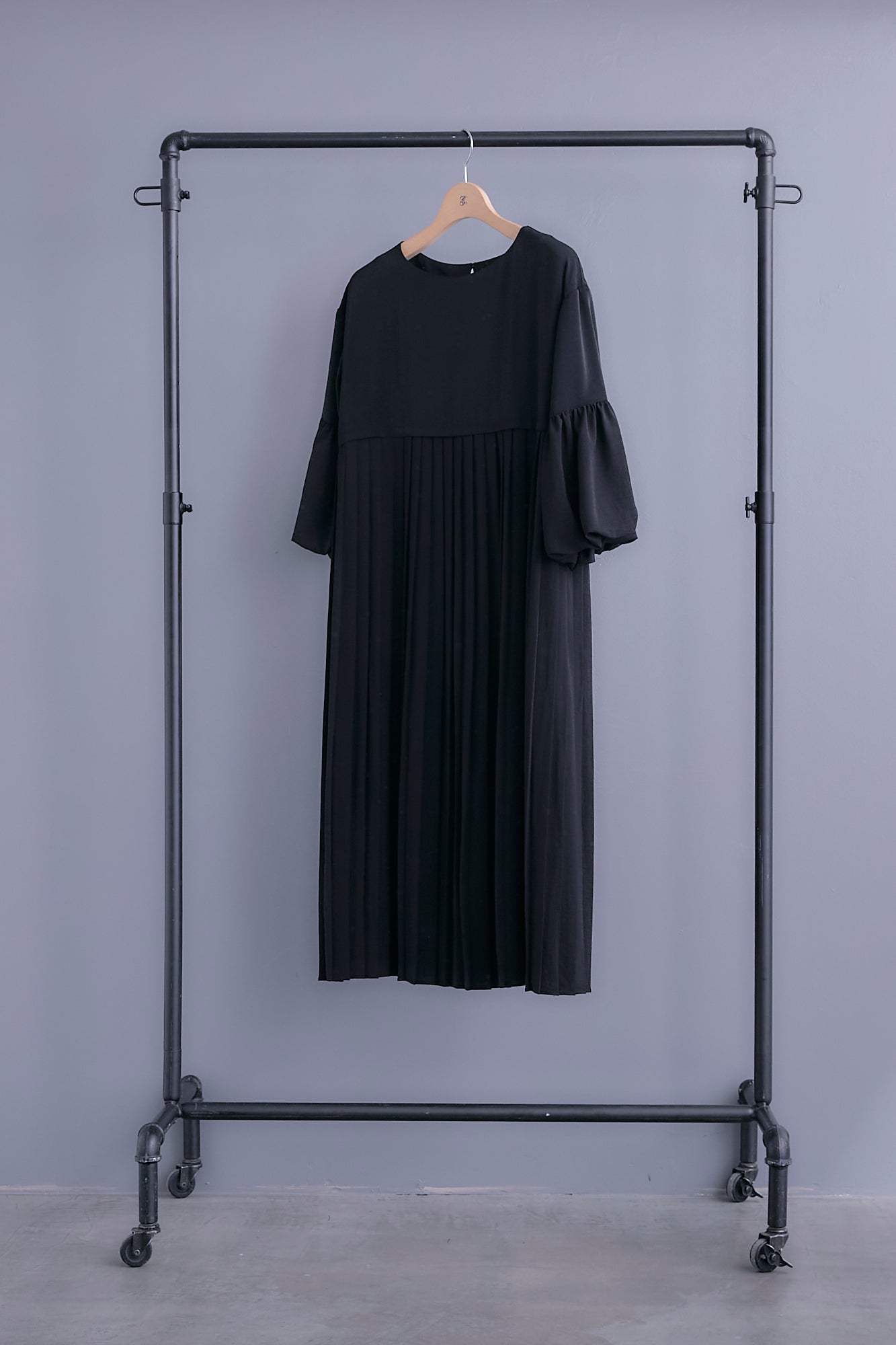 予約】バルーンスリーブプリーツデザインワンピース – AIJAN