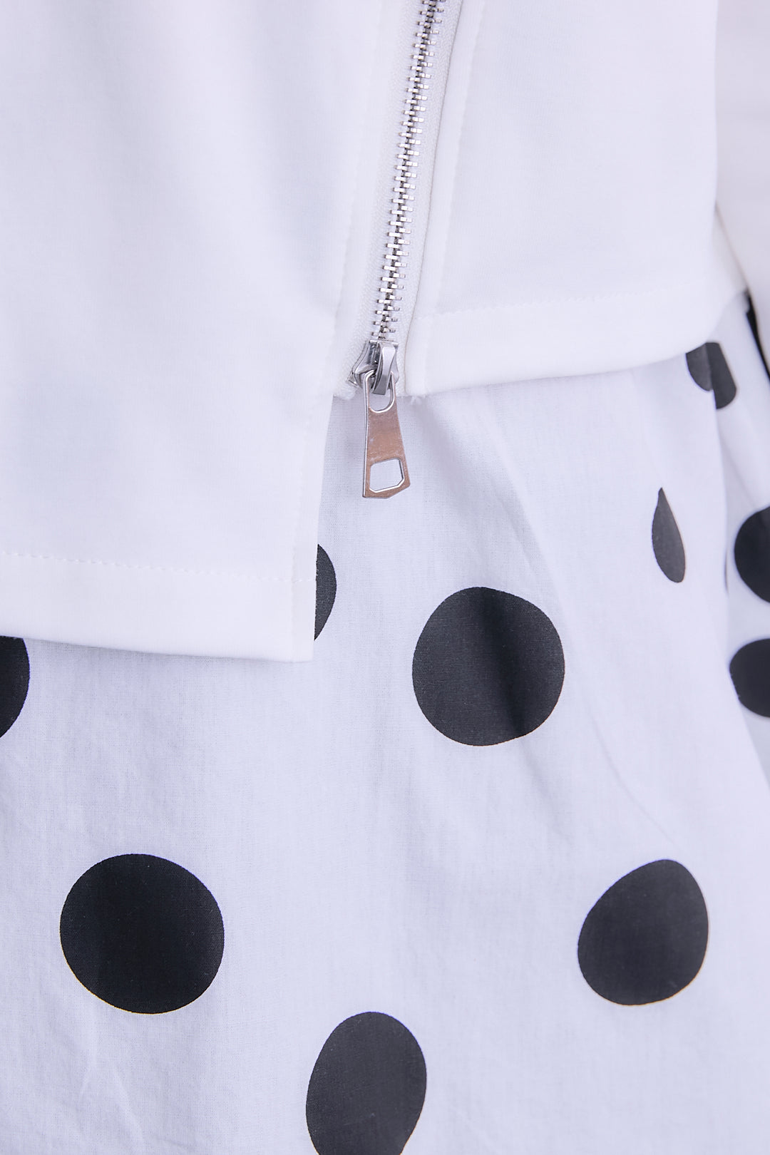 【予約】ドット×アシンメトリーZIPデザイントップス