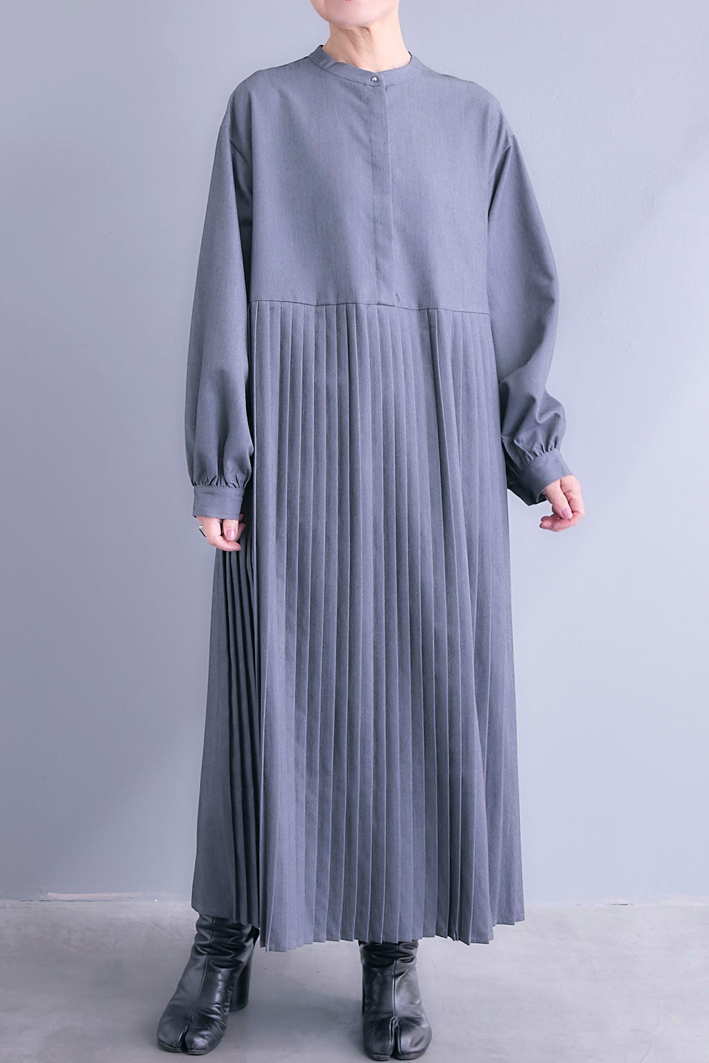 予約】バックイレギュラープリーツワンピース – AIJAN