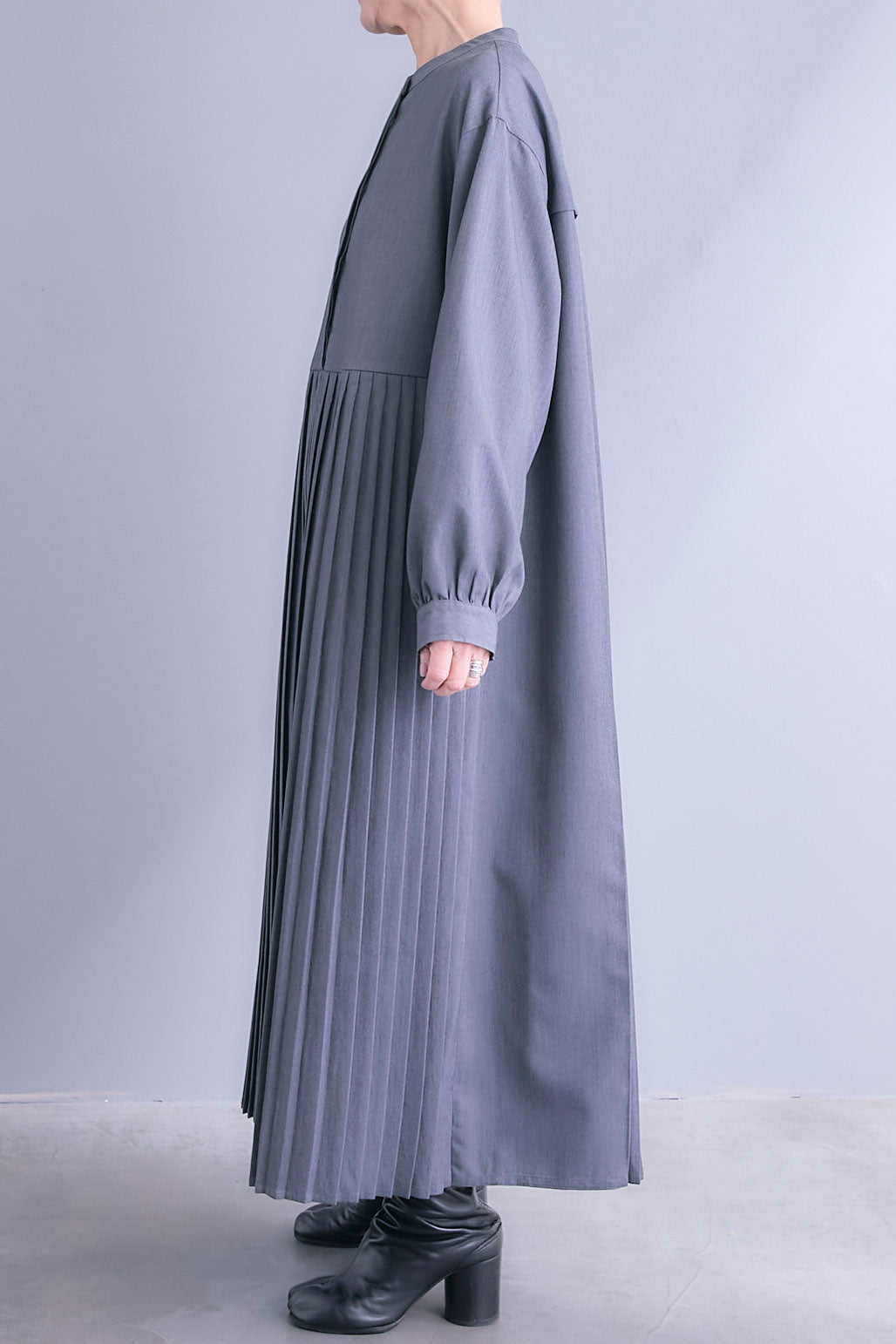 予約】バックイレギュラープリーツワンピース – AIJAN