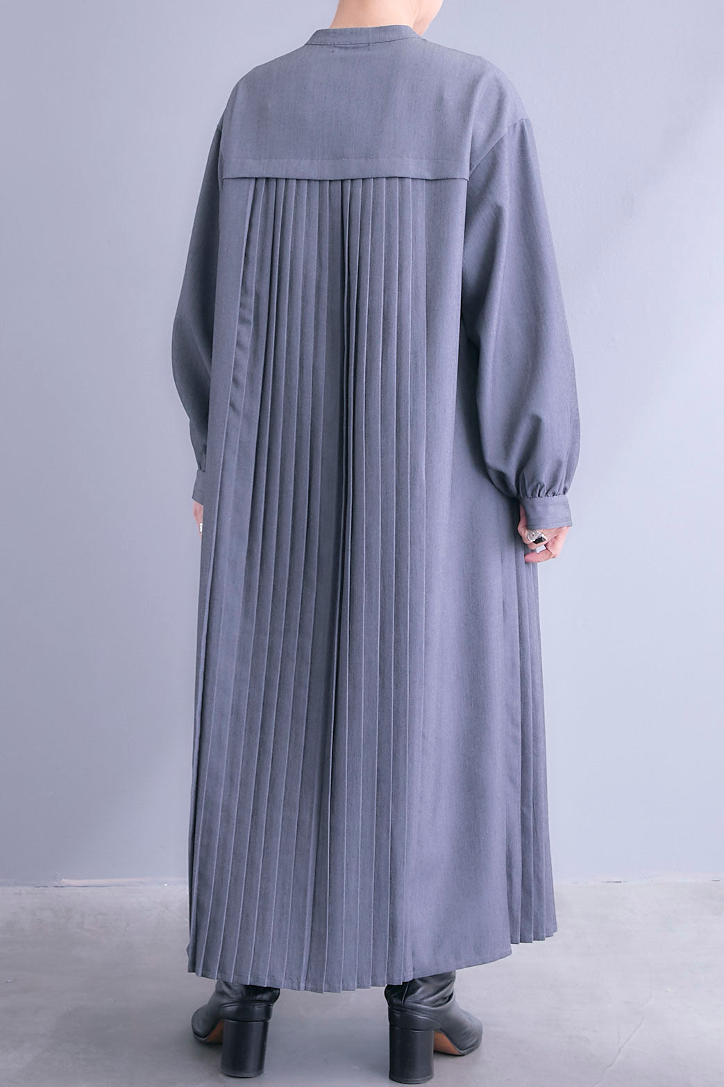 予約】バックイレギュラープリーツワンピース – AIJAN