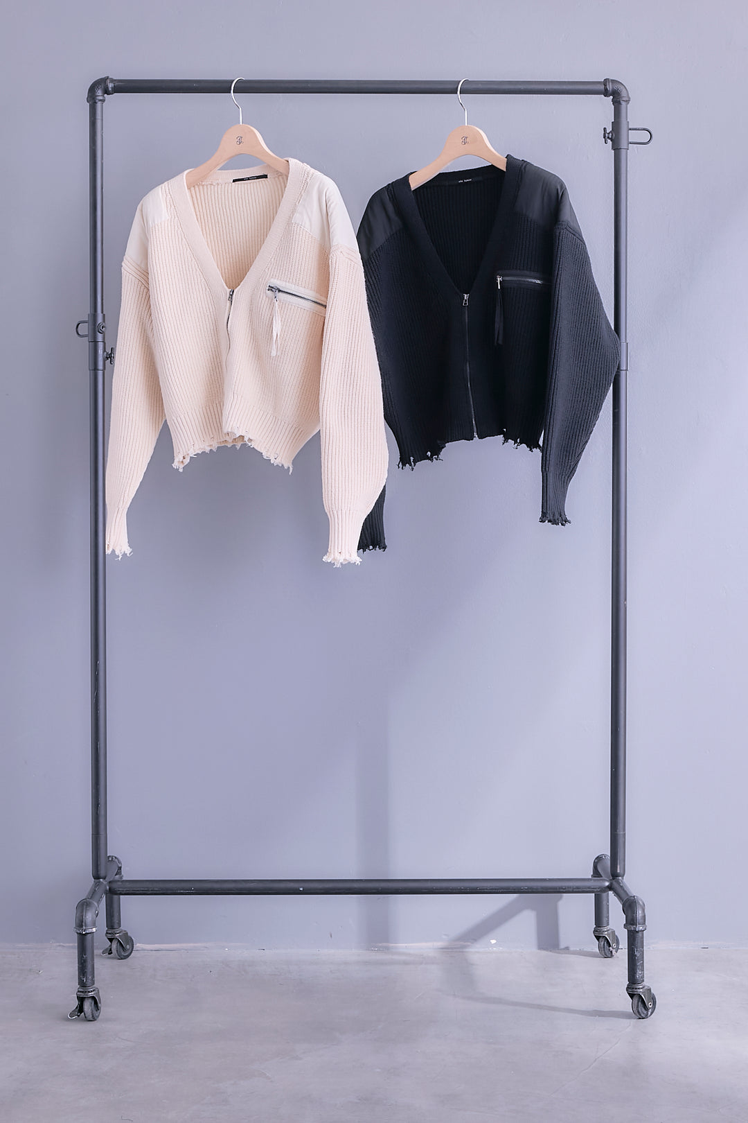 【SET】ZIPダメージニットブルゾンカーデ+アシメフラワープリーツドッキングワンピース(2set)