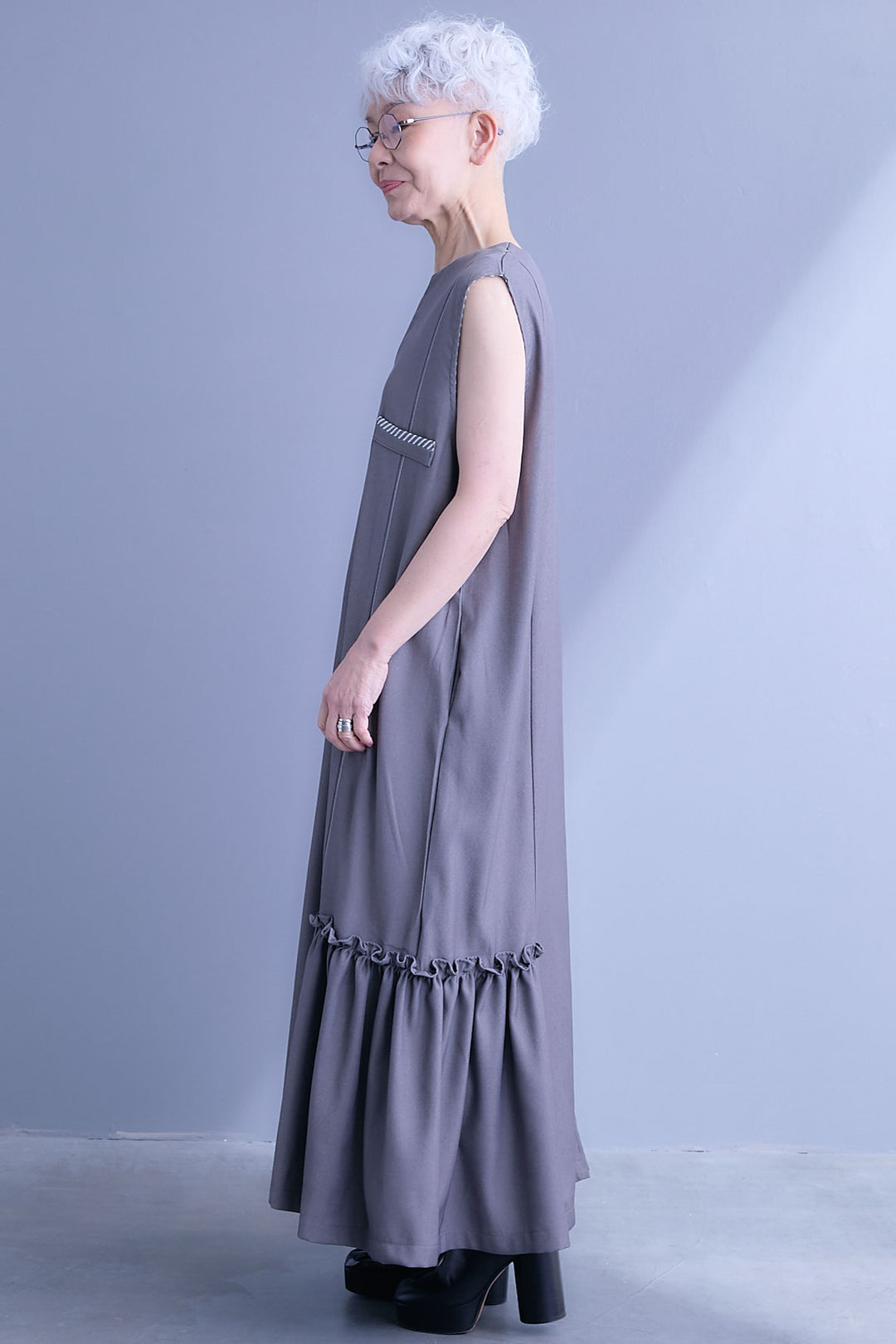 【予約】パイピングデザインスキッパーノースリーブワンピース