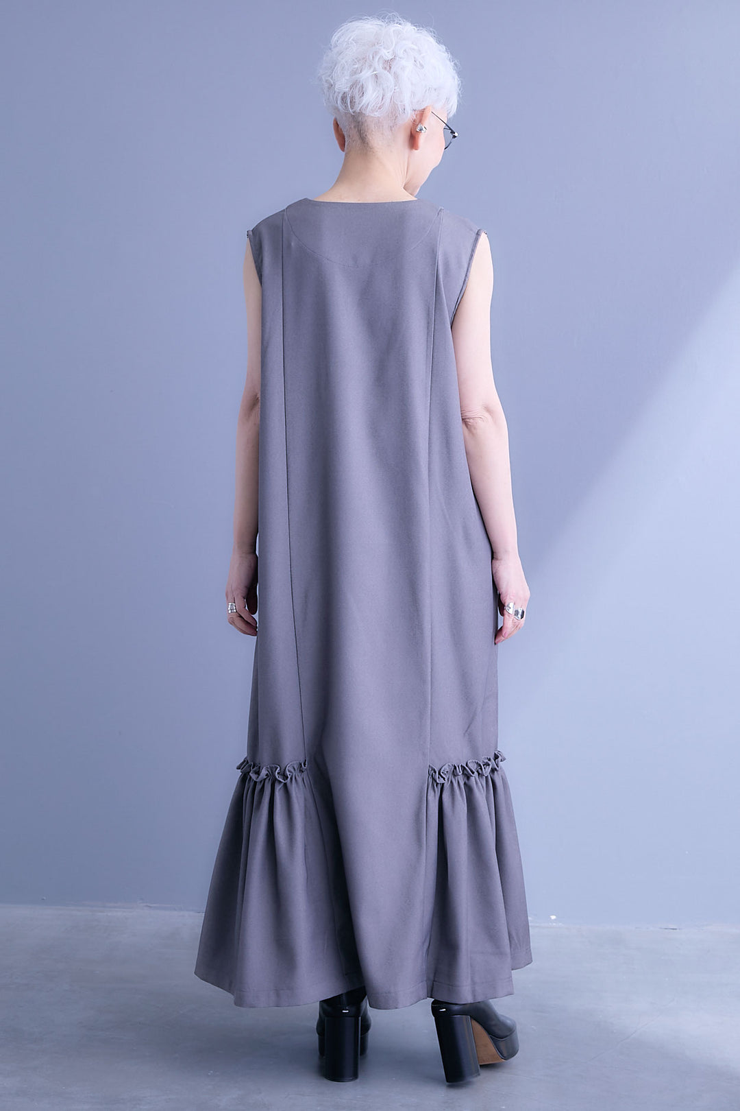 【予約】パイピングデザインスキッパーノースリーブワンピース