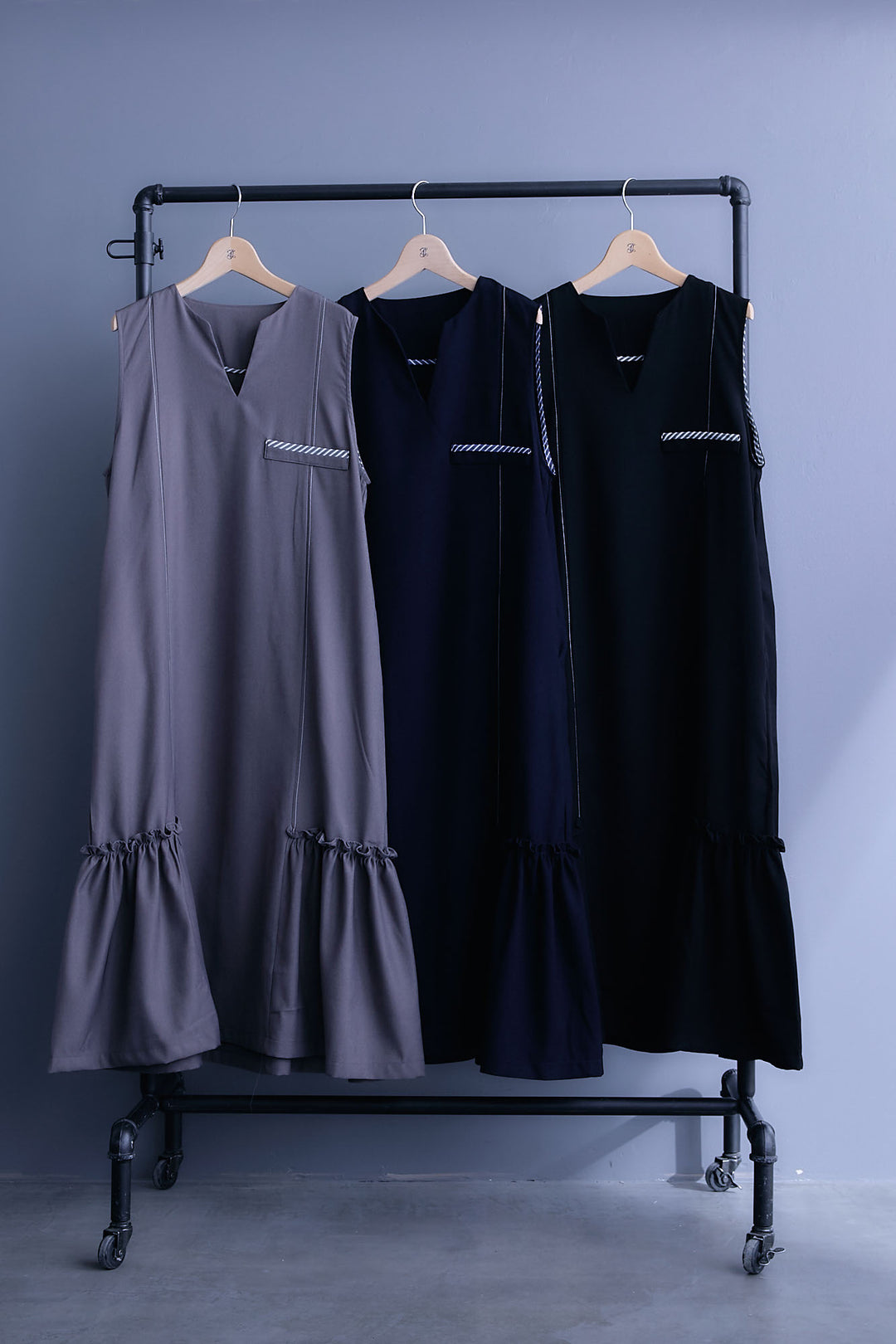 【予約】パイピングデザインスキッパーノースリーブワンピース