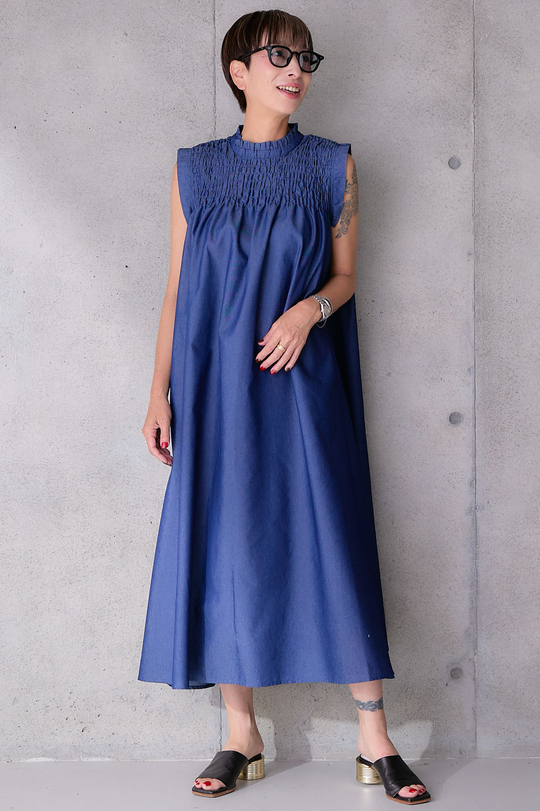 【予約】ソフトデニムシャーリングスタンドネックワンピース