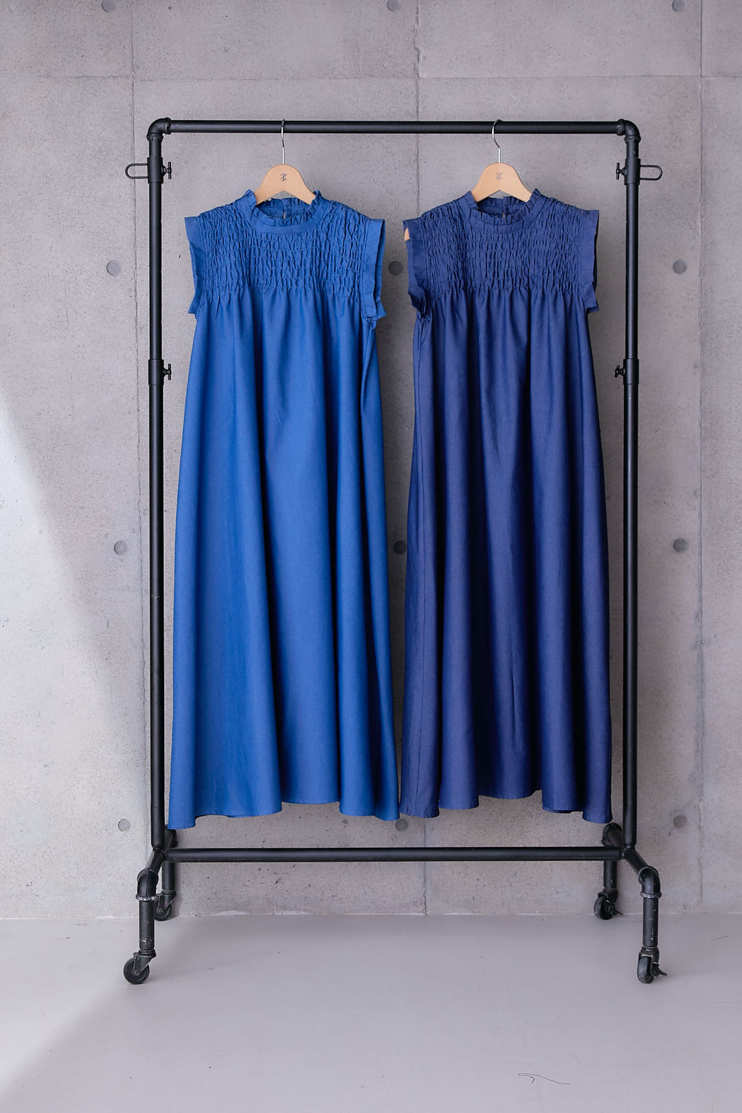 【予約】ソフトデニムシャーリングスタンドネックワンピース