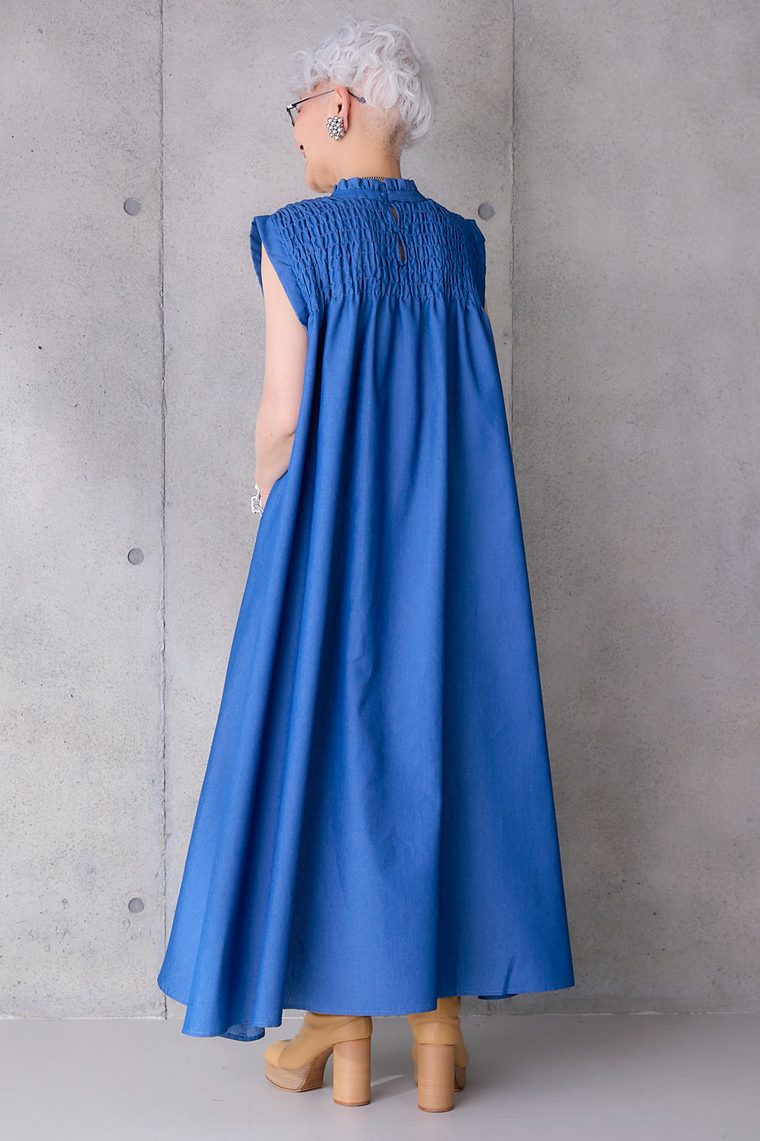 【予約】ソフトデニムシャーリングスタンドネックワンピース