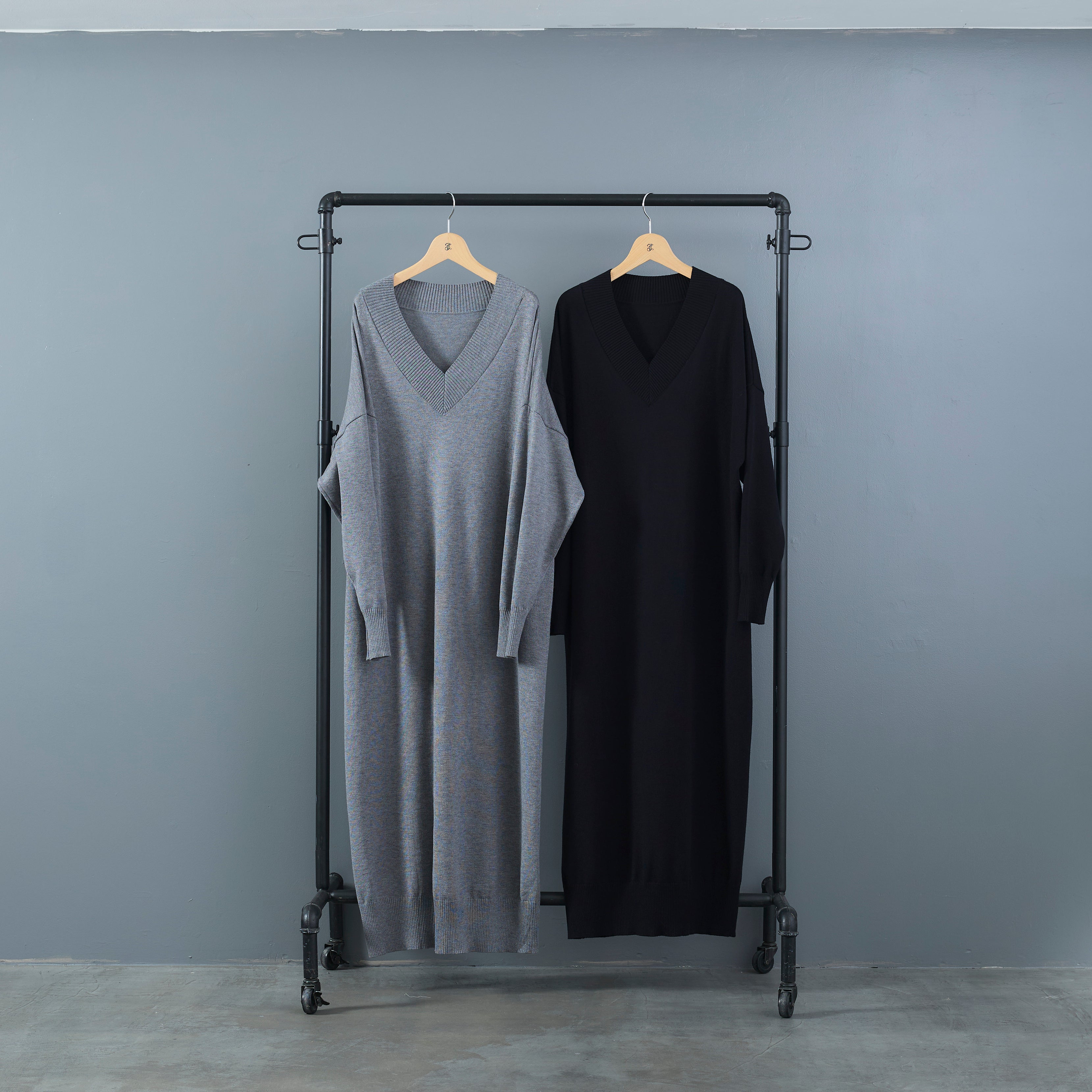 予約】ルーズVネックロングニットワンピース – AIJAN